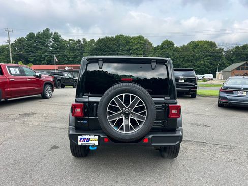 Used 2023 Jeep Wrangler Unlimited Sahara w/ Cold Weather Group AWD/4WD image 5