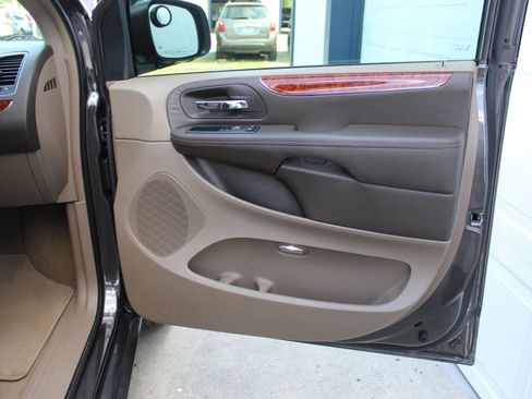 Used 2016 Chrysler Town & Country Touring w/ Driver Convenience Group image 24