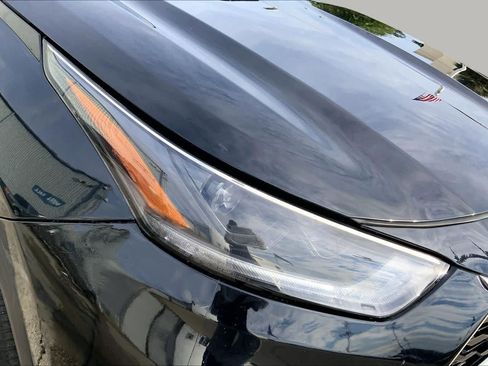 Used 2022 Toyota Highlander XLE AWD/4WD image 25