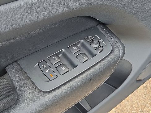 Certified 2023 Volvo XC60 B5 Plus w/ Climate Package image 23