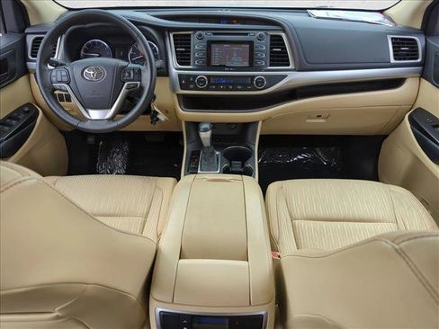 Used 2014 Toyota Highlander Plus FWD image 17