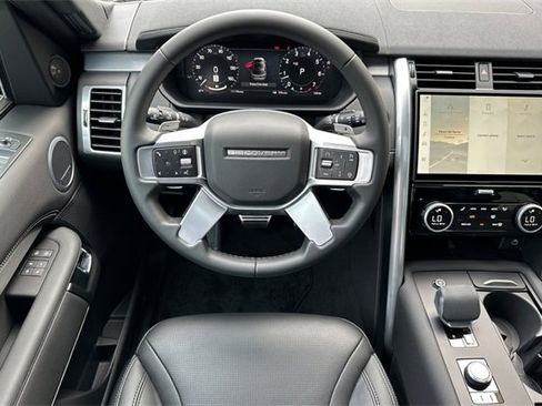 New 2025 Land Rover Discovery Dynamic SE image 13