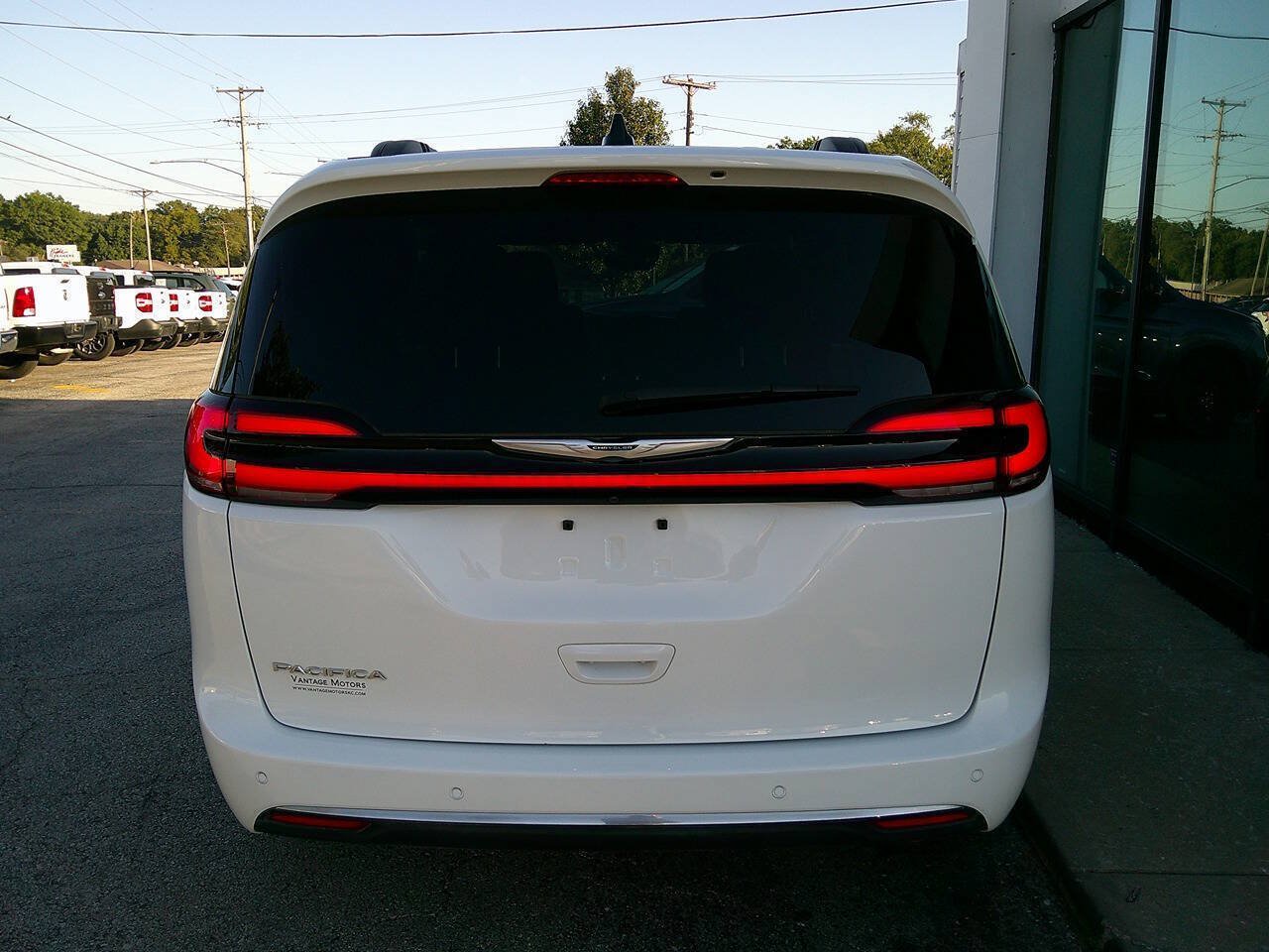 Used 2024 Chrysler Pacifica Touring FWD image 6