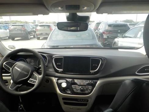 Used 2023 Chrysler Pacifica Touring-L image 4