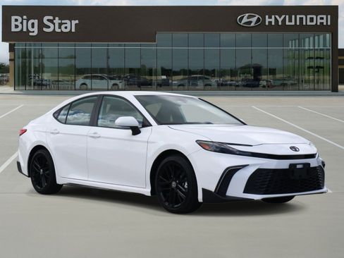 Used 2025 Toyota Camry SE FWD image 6