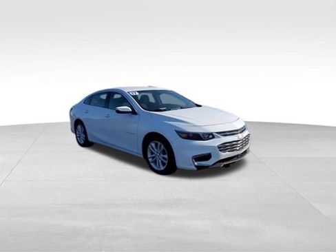 Used 2017 Chevrolet Malibu LT image 2