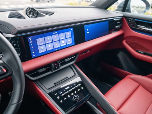 Certified 2025 Porsche Macan Electric image 16