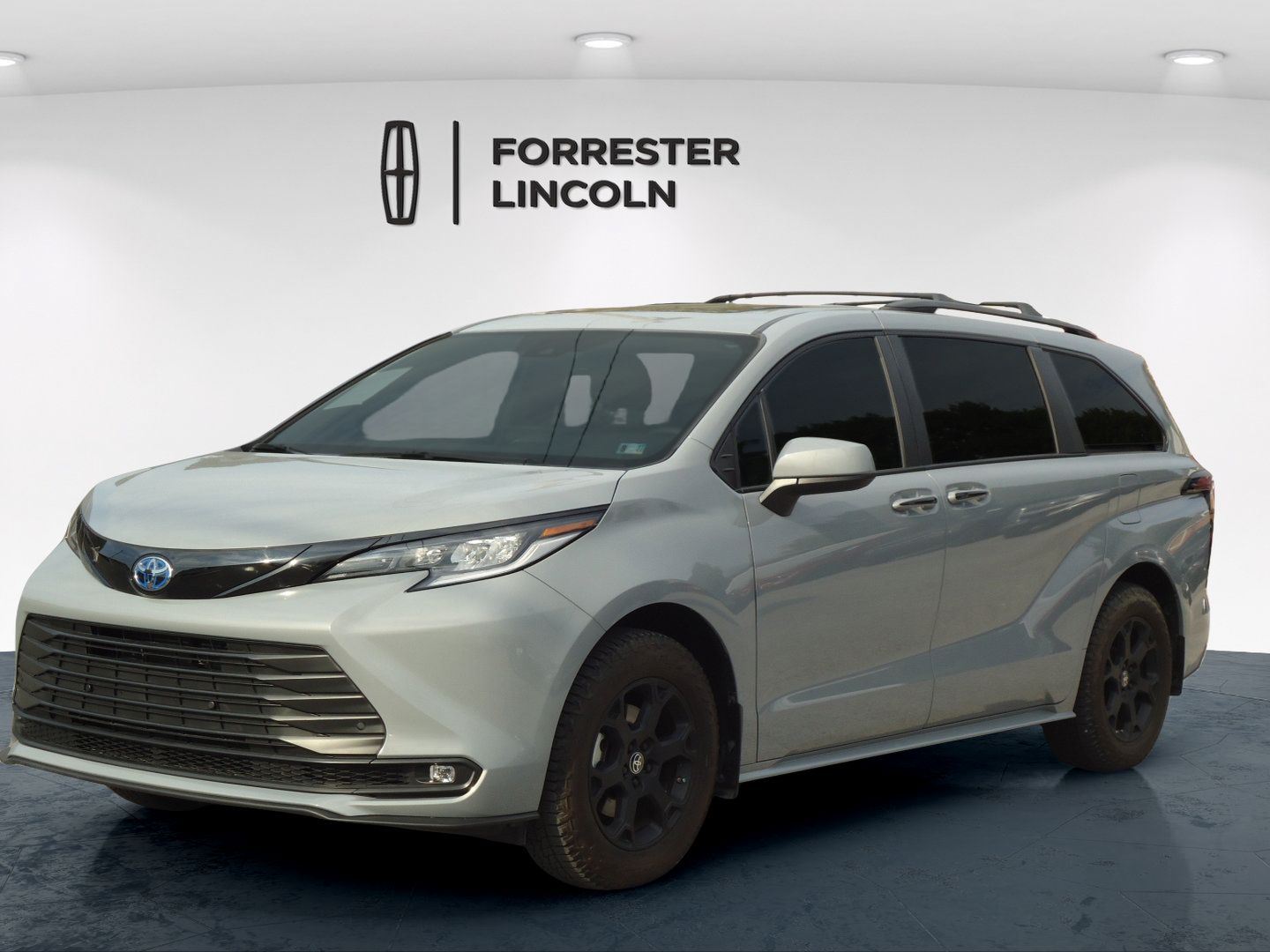 Used 2025 Toyota Sienna XLE Woodland Edition AWD/4WD image 7