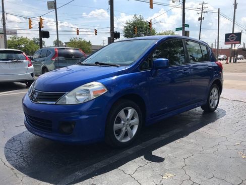 Used 2010 Nissan Versa Hatchback w/ Premium Pkg FWD image 4