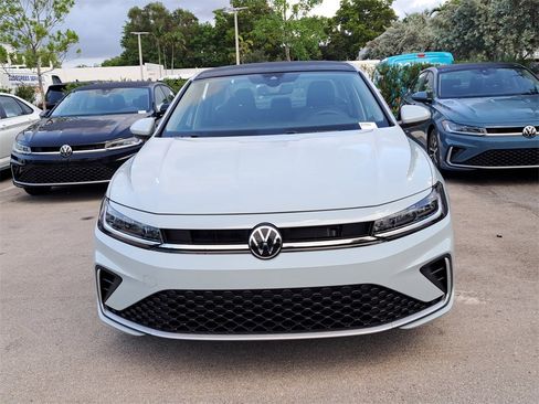 Used 2025 Volkswagen Jetta SE w/ Sunroof Package image 3