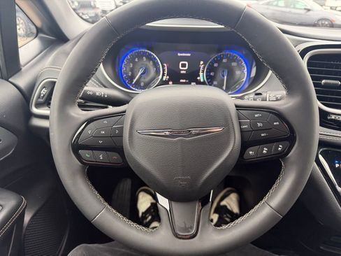Used 2023 Chrysler Pacifica Touring-L w/ S Appearance Package image 33