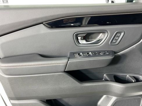 Used 2025 Honda Pilot TrailSport image 26