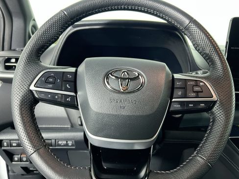 Used 2023 Toyota Sienna XSE FWD image 11