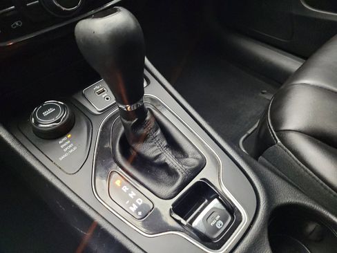 Used 2019 Jeep Cherokee Latitude Plus AWD/4WD image 26