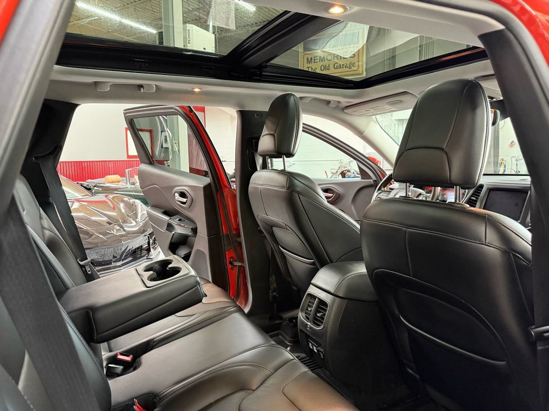 Used 2021 Jeep Cherokee Latitude Lux w/ Sun & Sound Group AWD/4WD image 19