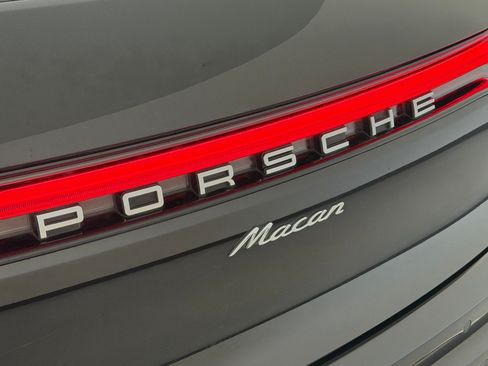 Certified 2025 Porsche Macan AWD/4WD image 34