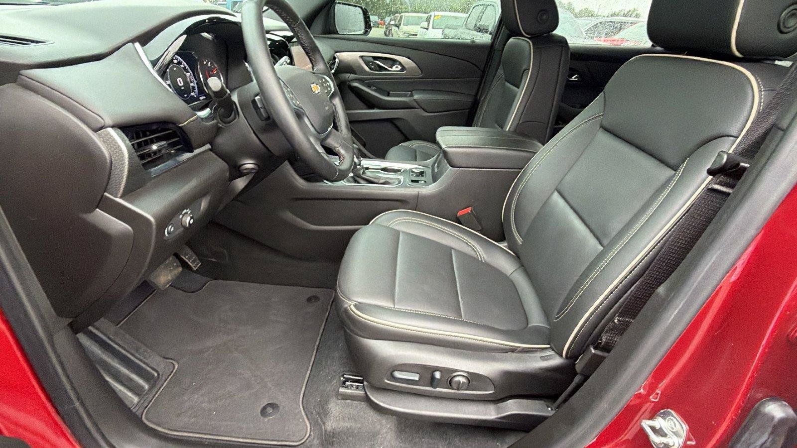 Used 2023 Chevrolet Traverse Premier FWD image 17