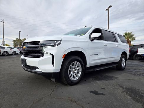 Used 2024 Chevrolet Suburban LT image 2