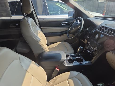 Used 2019 Ford Explorer XLT w/ Equipment Group 202A FWD image 8
