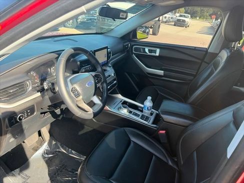 Used 2024 Ford Explorer XLT w/ Equipment Group 202A RWD image 9