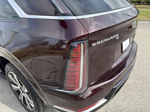 Used 2025 Cadillac Escalade IQ Luxury 2 w/ LPO, Premium Carpet Package image 11