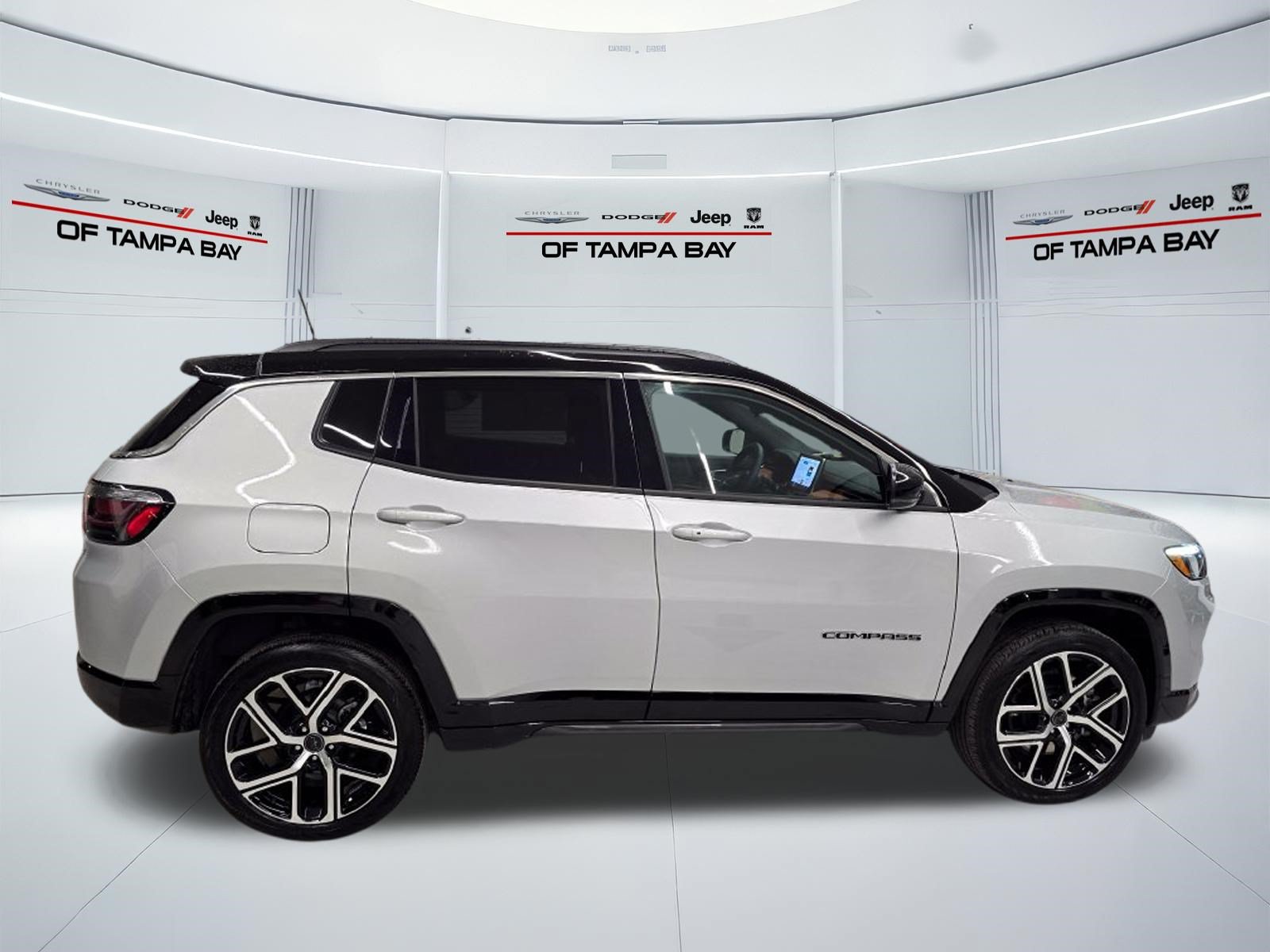 Used 2025 Jeep Compass Limited w/ Elite Group AWD/4WD image 7