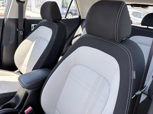 Used 2025 Hyundai Venue SEL FWD image 13
