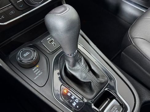 Used 2021 Jeep Cherokee Limited image 17