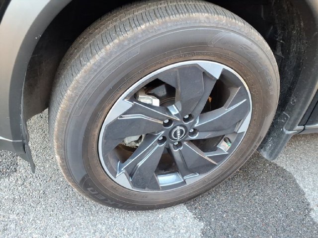 Used 2025 Nissan Rogue SV FWD image 4
