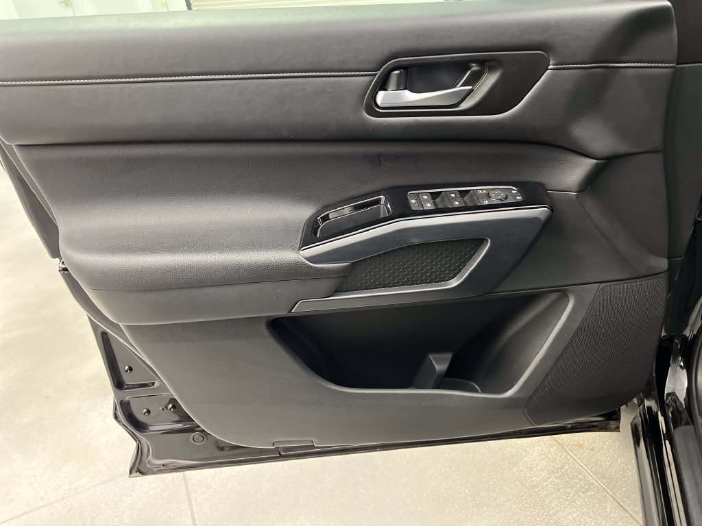 Used 2025 Nissan Pathfinder SL AWD/4WD image 14