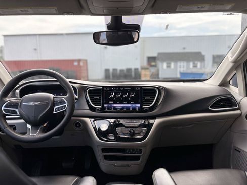 Used 2023 Chrysler Pacifica Touring-L FWD image 7