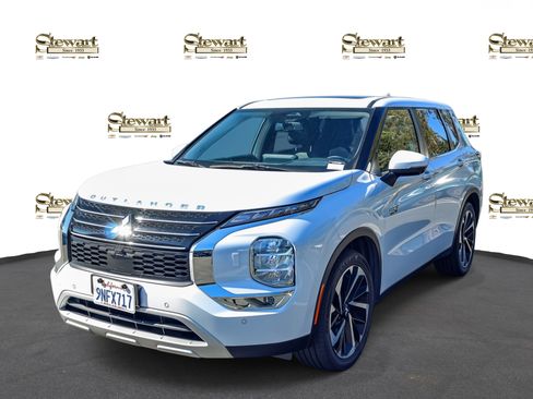 Used 2024 Mitsubishi Outlander SE image 1