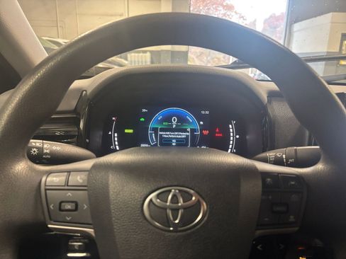 Used 2025 Toyota Camry LE image 28