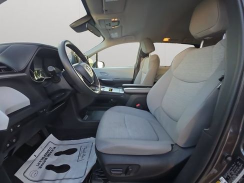 Certified 2025 Toyota Sienna LE FWD image 9