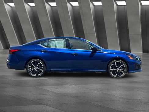 Used 2024 Nissan Altima 2.5 SR FWD image 3