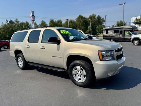 Used 2009 Chevrolet Suburban LT image 3