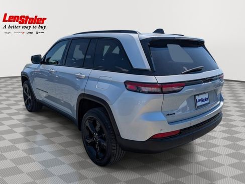 Used 2023 Jeep Grand Cherokee Altitude AWD/4WD image 3