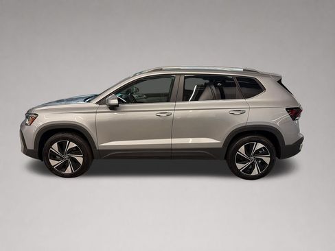 Used 2025 Volkswagen Taos SE w/ Panoramic Sunroof Package AWD/4WD image 7