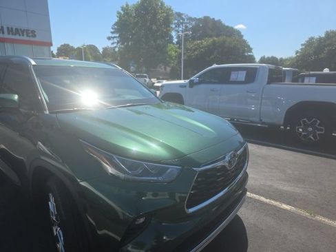 Used 2025 Toyota Highlander Limited FWD image 3