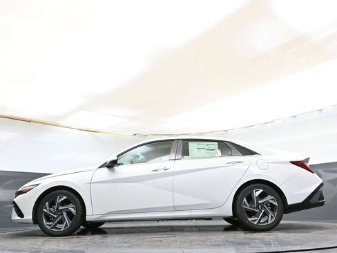 Certified 2025 Hyundai Elantra SEL image 30