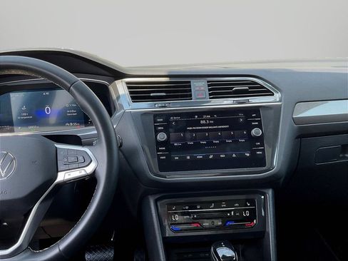 Used 2023 Volkswagen Tiguan SE AWD/4WD image 11