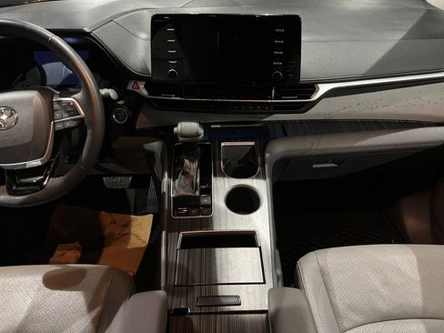 Used 2021 Toyota Sienna Limited image 38