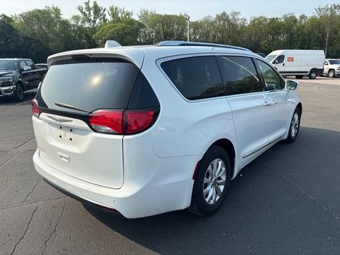 Used 2018 Chrysler Pacifica Touring-L w/ Premium Audio Group FWD image 9