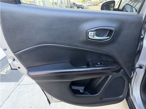 Used 2019 Jeep Compass Trailhawk w/ Leather Interior Group AWD/4WD image 19