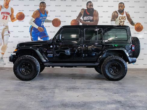 Used 2022 Jeep Wrangler Unlimited Sahara w/ Cold Weather Group image 17