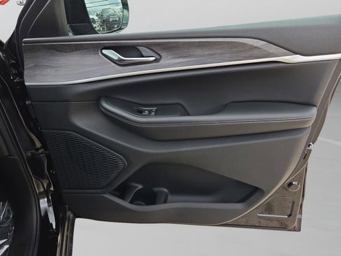 New 2025 Jeep Grand Cherokee L Limited RWD image 31