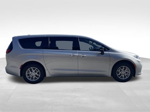 New 2026 Chrysler Pacifica Select image 4