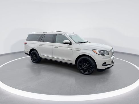 Used 2024 Lincoln Navigator L Reserve w/ Monochromatic Package AWD/4WD image 2