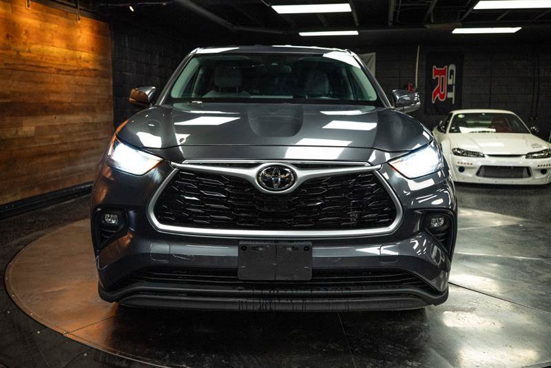 Used 2021 Toyota Highlander LE AWD/4WD image 4