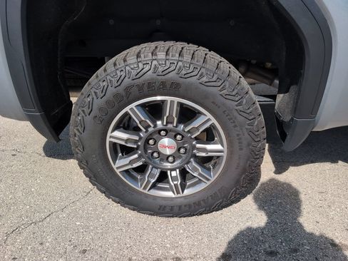 Used 2024 GMC Sierra 1500 AT4 w/ AT4 Premium Package AWD/4WD image 9